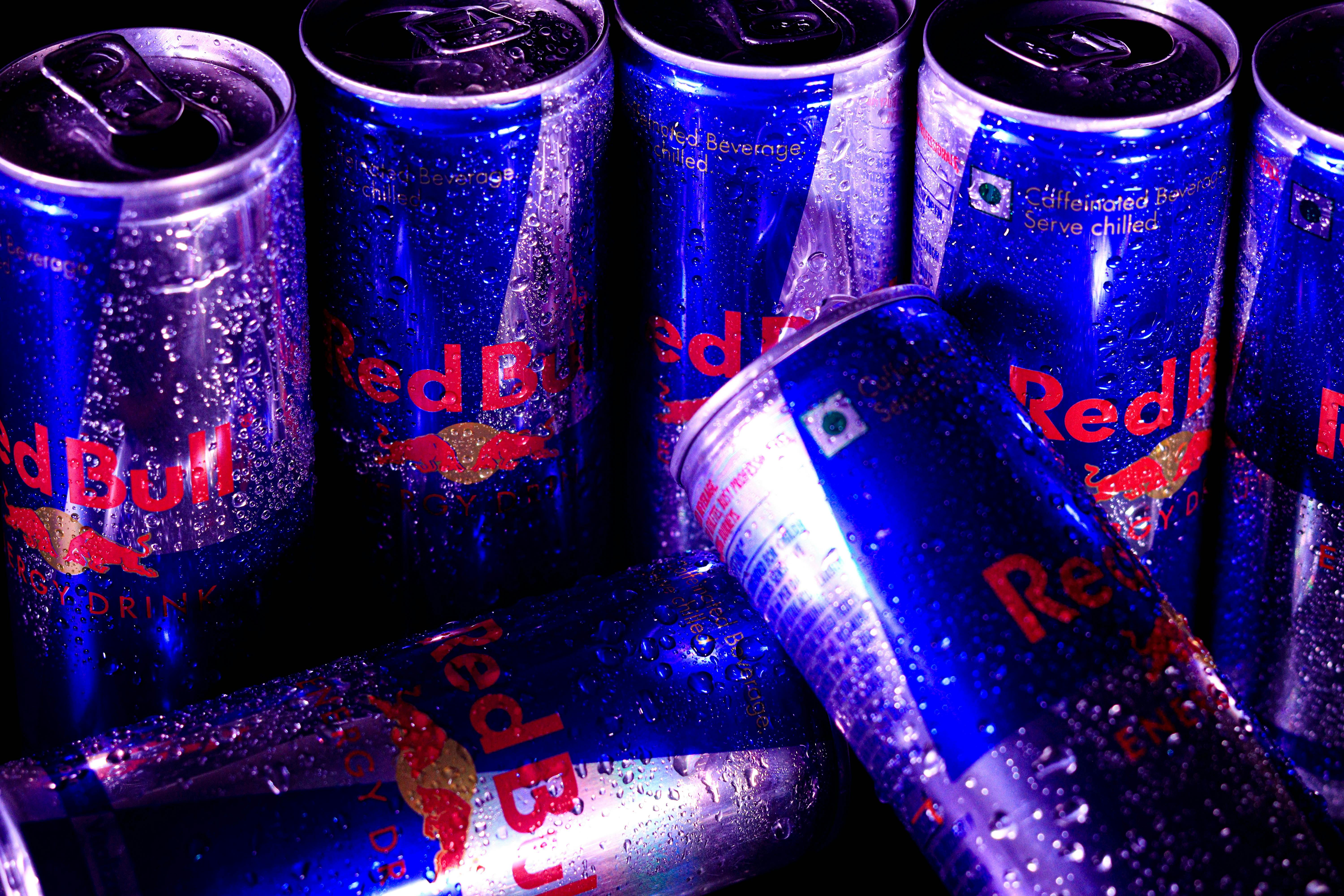 Latas de Red Bull en frío